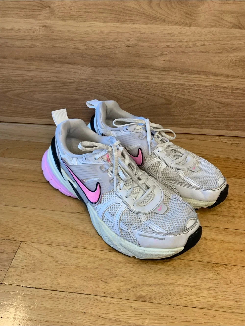 Nike V2K Run Women's Run Sneakers in White and Pink - Size 9